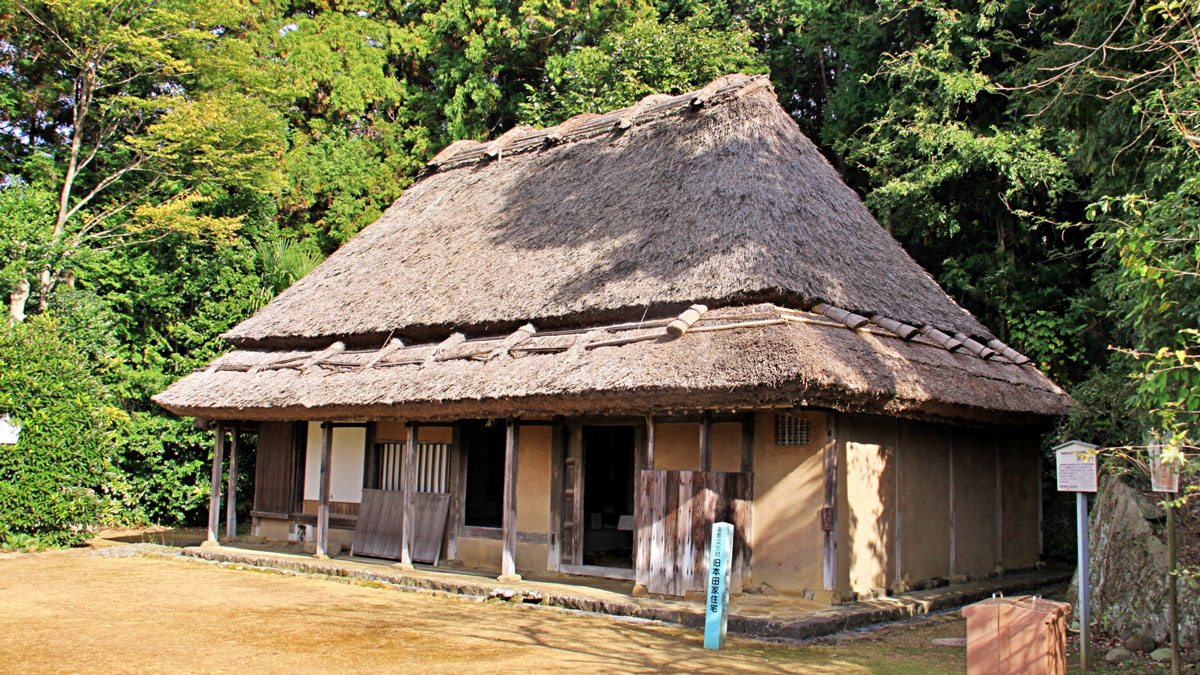 茅葺屋根の古民家